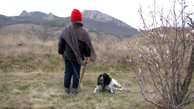 niño-con-una-espada-y-un-perro-mirando-las-montañas