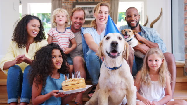 Dos-familias-celebrando-un-cumpleaños-dogÕs-del-animal-doméstico-en-casa