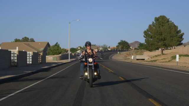 Motociclista-de-mujer-con-perro