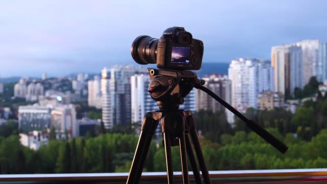 camera-on-the-tripod-while-shooting