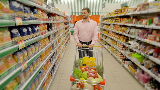 Cliente-hombre-compras-en-supermercado