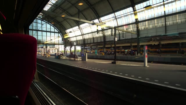 dentro-del-movimiento-moderno-tren-dejando-la-plataforma-de-la-estación-Central-de-Ámsterdam-en-Europa