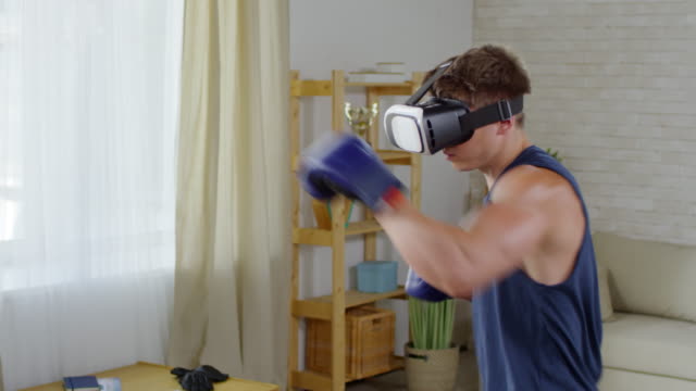 Entrenamiento-del-boxeador-profesional-en-gafas-VR