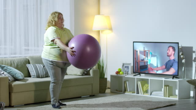 Übergewichtige-Frau-Training-mit-gymnastikball