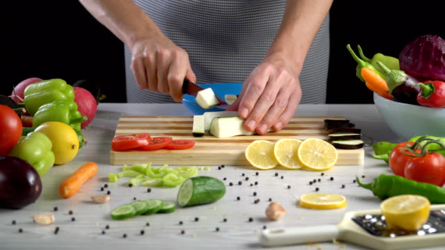 Chef-es-cortar-la-berenjena-en-la-cocina