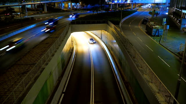 Moderne-Stadtlandschaft-und-die-belebten-Straßen-in-den-Abend-Nacht-Verkehr-Zeitraffer
