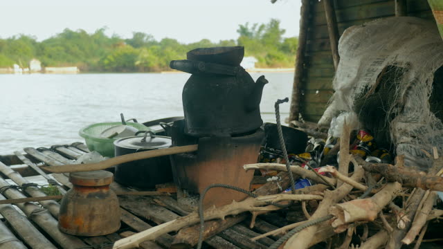 Nahaufnahme-von-einem-altmodischen-Wasserkocher-über-traditionelle-Haushalt-Koch-Ofen-erhitzt-durch-Holzkohle-in-einem-Hausboot