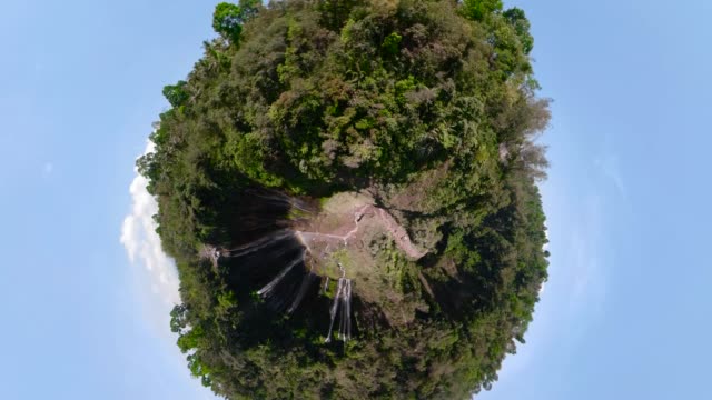 Hermosa-cascada-tropical-Cobán-sewu,-Indonesia