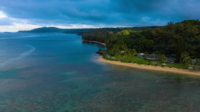 Costa-norte-de-Kauai-abejón-aéreo-Hyperlapse---iluminación-del-sol-a-lo-largo-de-la-costa-de-playa-hawaiana
