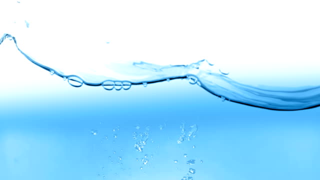 Blaue-Welle-Wasser-mit-Luftblasen-im-Tank-auf-weißem-Hintergrund,-Slow-Motion-Bewegung,-Konzept-von-sauberem-und-Reinheit,-Gesundheitswesen