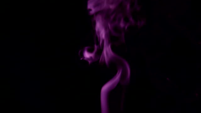 Lila-Dampf-steigt-aus.-Blauer-Rauch-über-einem-schwarzen-Hintergrund.-Rauch-langsam-schweben-durch-den-Raum-auf-schwarzem-Hintergrund.-Slow-Motion.