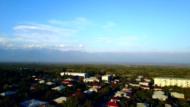 Blick-auf-das-Tal-von-Alazan-von-Luftaufnahmen-Drohne.-Gurdschaani-Wein-Stadt.-Georgien,-Kachetien.