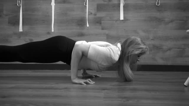 Junge-Mädchen-in-der-Turnhalle-führt-Yoga-Übungen