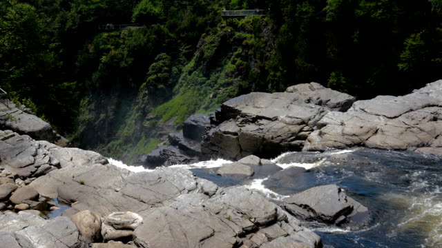 Blick-auf-herabstürzende-Wasser-fallen-über-die-Felsen-am-Canyon-Sainte-Anne