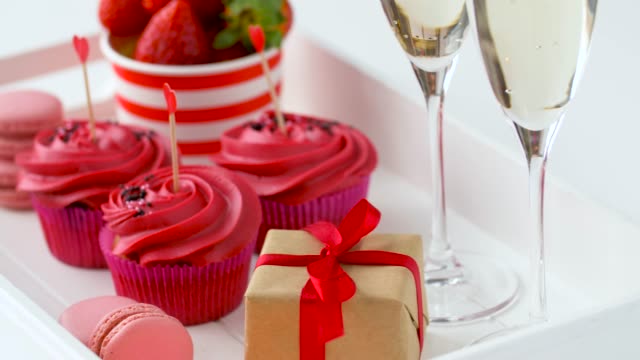 rote-Süßigkeiten-und-Champagner-in-St.-Valentinstag
