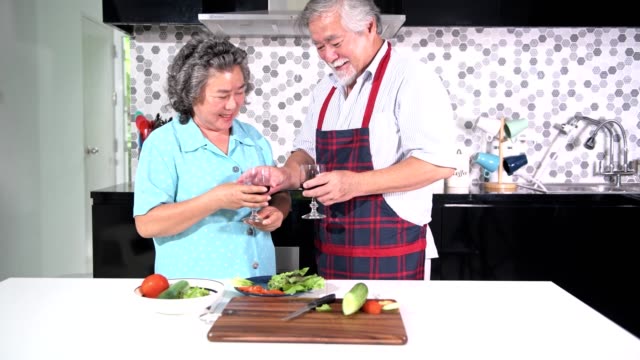 Senior-couple-preparing-food-in-kitchen.