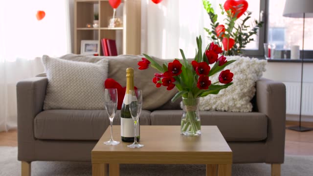 Champagne,-vasos-y-flores-en-el-día-de-San-Valentín
