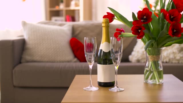 Champagne,-vasos-y-flores-en-el-día-de-San-Valentín