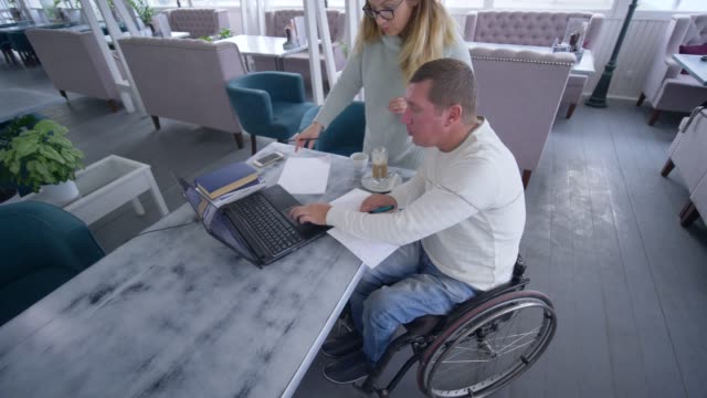 Educación-en-el-hogar,-éxito-discapacitado-en-silla-de-ruedas-con-el-profesor-utilizando-la-tecnología-informática-moderna-durante-el-entrenamiento-individual-femenino