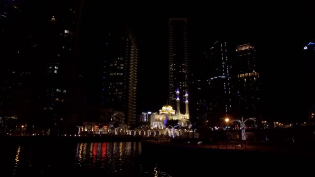 Nachtansicht-auf-herrliche-kleine-Moschee-in-Dubai-Marina,-Anzeigen-von-schwimmenden-Vergnügungsdampfer
