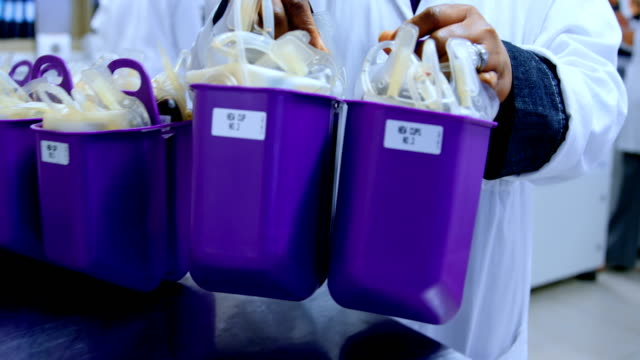 Técnico-de-laboratorio-llevando-bolsas-de-sangre-4k
