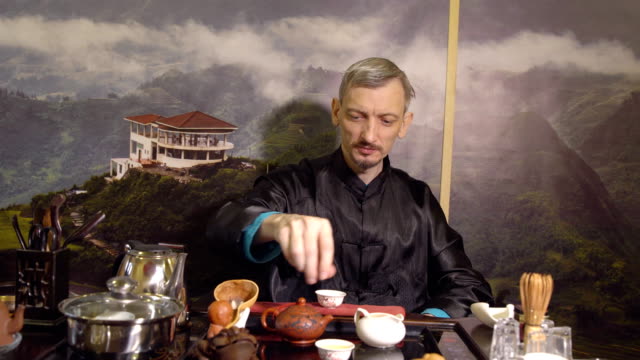 Master-Mann,-hält-eine-Tee-Zeremonie.-Östlichen-Traditionen