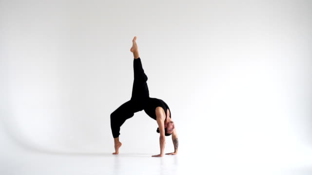 Hombre-practicar-asana-de-yoga-intenso