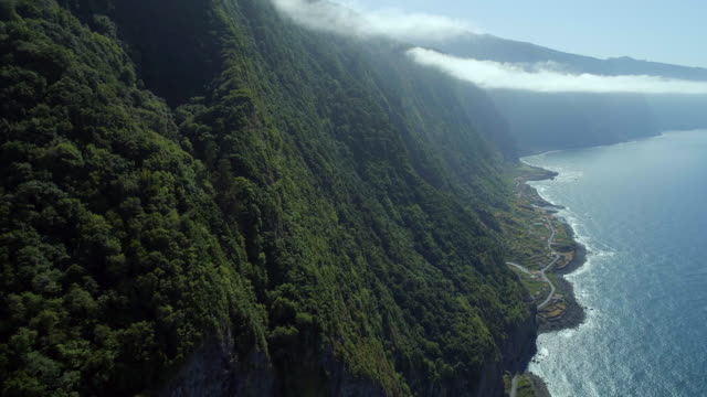 Steile-grüne-bergige-Küste-von-Madeira