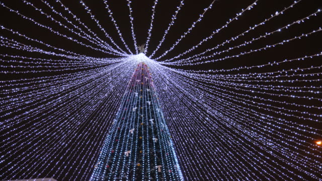 Árbol-de-Navidad-de-ciudad,-decoraciones-luces-y-guirnaldas-en-año-nuevo