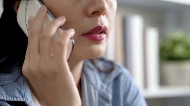 mujer-asiática-hablando-en-el-teléfono-móvil