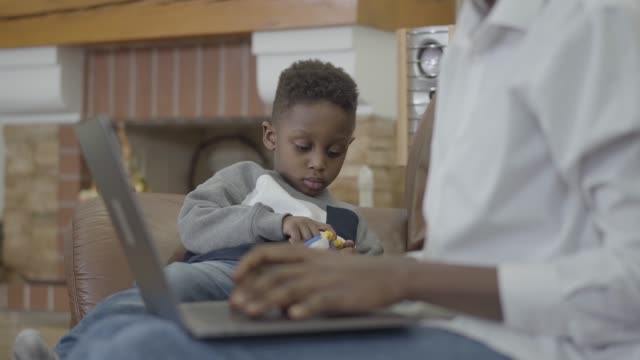 Niedliche-afrikanische-Amerikanerin,-die-am-Laptop-arbeitet