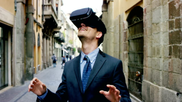 joven-hombre-agradable-utilizando-la-realidad-3d-en-la-vida-con-oculus-y-tecnología-de-realidad-aumentada-con-implementos-de-realidad.