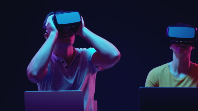 Hombre-y-mujer-con-cascos-de-realidad-virtual