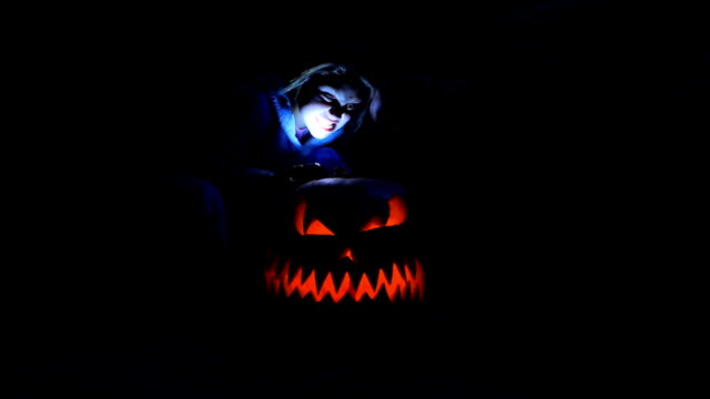 Carved-Halloween-pumpkin-lights-inside