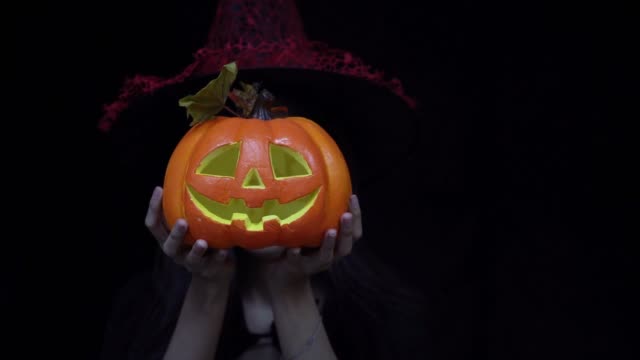 Halloween-Konzept.-Frau-in-Halloween-Kostüm-hält-Halloween-Kürbis-oder-Jack-O-Laterne-statt-Kopf