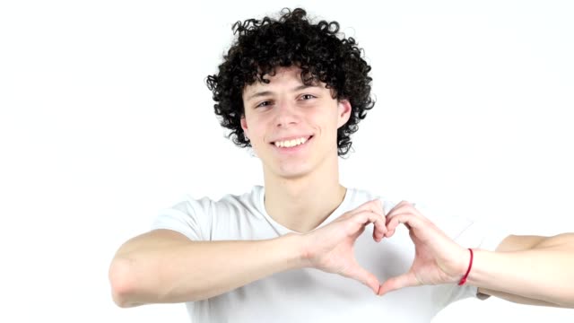 Herzschild-von-junger-Mann-mit-lockigen-Haaren,-weißer-Hintergrund