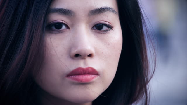 deprimiert-und-traurig-Chinesin-in-der-Stadt:-Closeup-Portrait