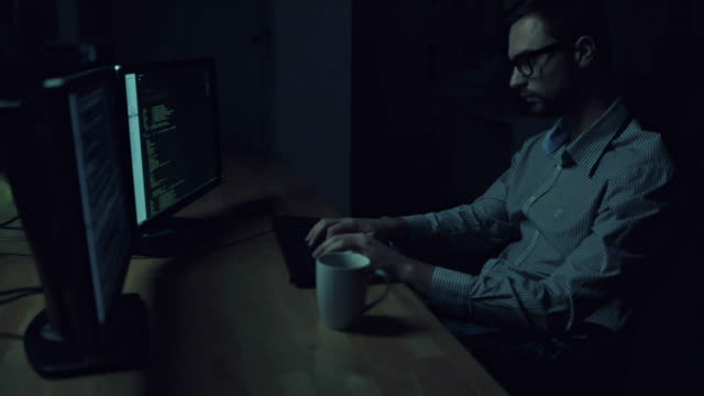 Ernsthaften-Programmierer-arbeiten-bei-Nacht