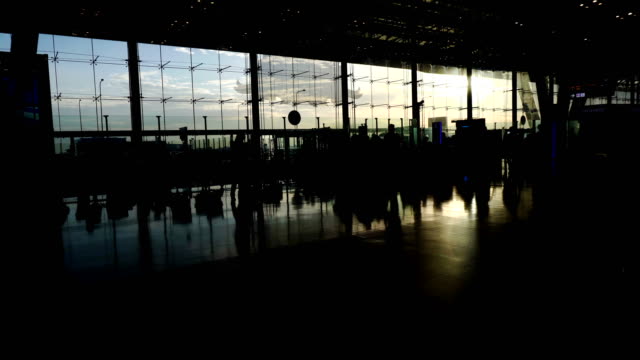 Silhouetten-der-Reisenden-im-Flughafen.-Grenzenlosen-Welt-Wirtschaft,-Kommunikation-und-Verbindung