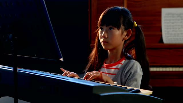 Schulmädchen-lernen,-e-Piano-Musik-Klasse-4k