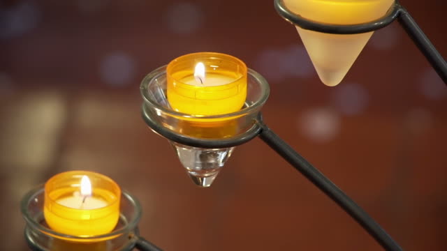 schöne-gelbe-Kerzen-brennen-in-der-Kirche