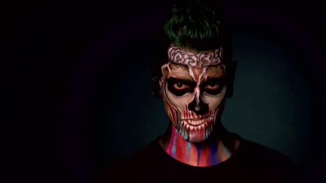 Arte-de-cara-de-muerte,-hombre-con-color-maquillaje-de-esqueleto
