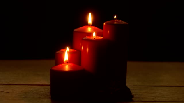 Llama-luz-cinco-velas-rojas-en-la-mesa-de-madera-blanca,-tema-romántico