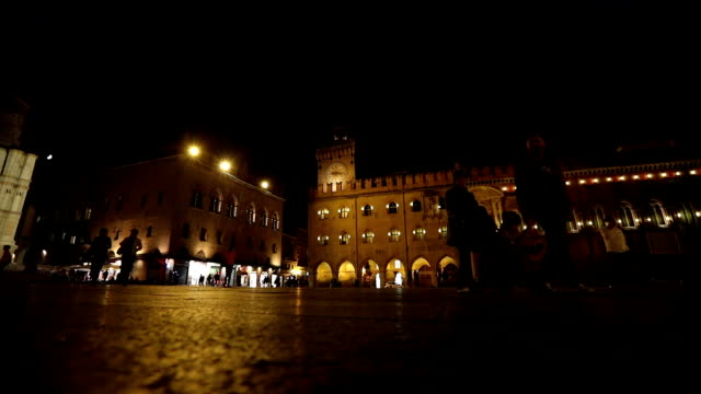 Menschen-gehen-durch-eine-alte-Nacht-Stadt,-Europa,-Prag