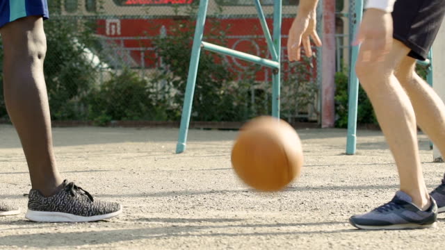 Energetic-guy-handling-ball,-resisting-opponent-during-match,-streetball
