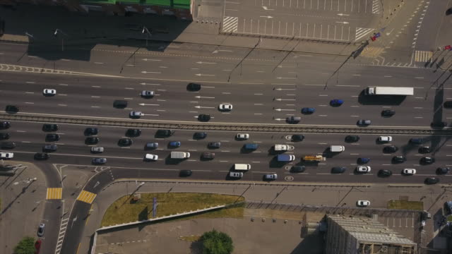 Russlands-sonniger-Tag-Moskau-Mall-Verkehr-Straße-Stadtring-unten-aerial-Panorama-4k