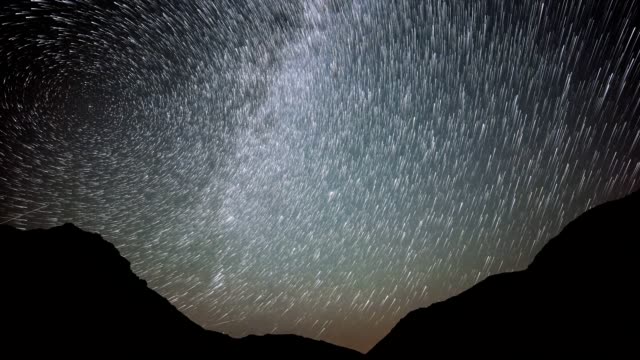 Senderos-de-estrellas-tiempo-lapso-de-la-vía-Láctea