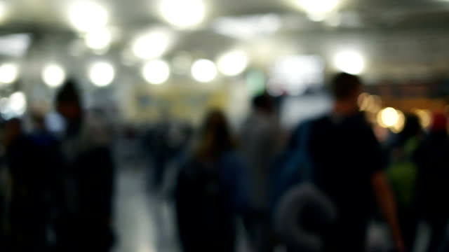 Viajero-Defocused-y-gente-llena-de-gente-caminando-en-el-aeropuerto.