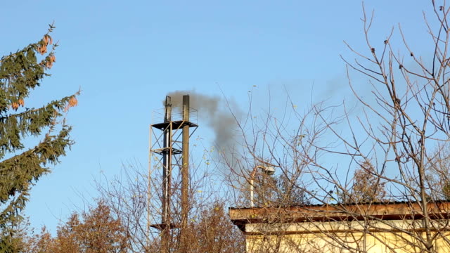 Vista-aérea-de-Moscú-con-humo-va-desde-tubos-de-la-planta-de-energía-en-un-día-frío-en-el-invierno