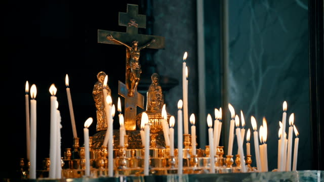 Brennende-Kerzen-in-der-Kirche